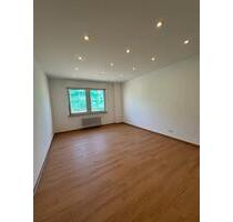 WG mit 4Schlafzimmern, Küche, 2 Bäder, Garage und großer Garten, - Homburg