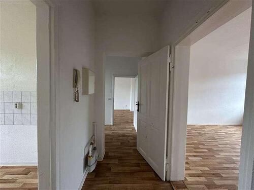 Foto - Geräumige Dreizimmerwohnung - 675,00 EUR Kaltmiete,