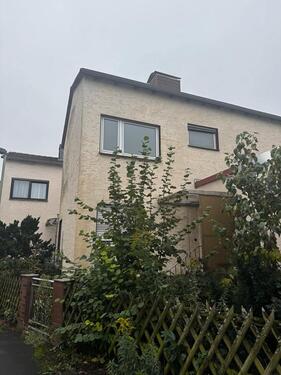 Foto - Haus mit Garage und kleinem Garten