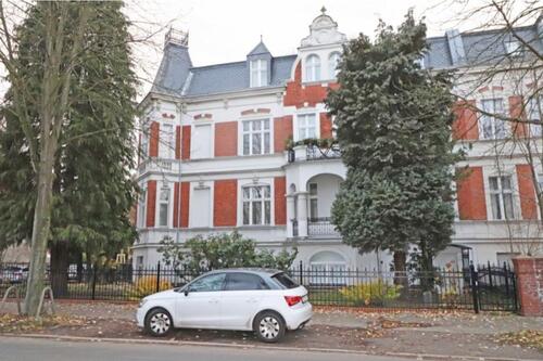 Foto - Dachgeschoss mit Einbauküche und Badewanne … fein gelegen …