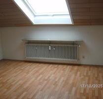 Ruhige 4-Zimmer-Dachgeschoß-Wohnung mit Balkon und Garage - Alteglofsheim