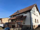 Foto - Freistehendes Zweifamilienhaus mit Nebengebäuden