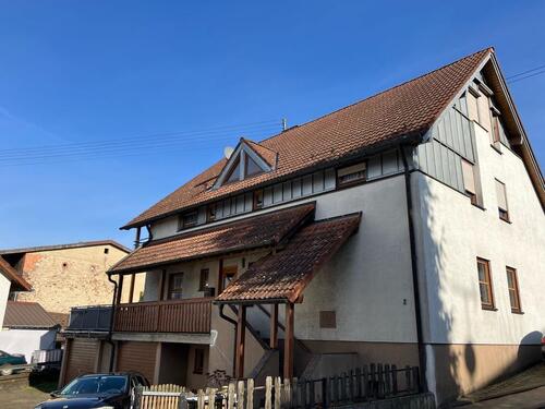 Foto - Freistehendes Zweifamilienhaus mit Nebengebäuden