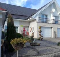 Energieeffiziente Doppelhaushälfte mit Garage und PV in Ebhausen