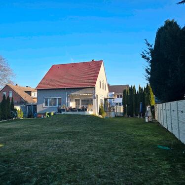 Foto - Freistehendes Einfamilienhaus mit Garage und Garten zu verkaufen