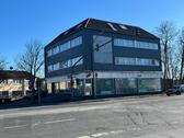 Foto - Einzelhandelsfläche mit breiter Schaufensterfront direkt an der Hauptstraße