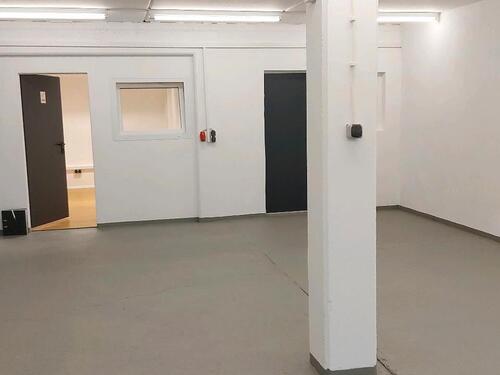 Foto - Gewerbehalle Lagerhalle Halle Büro WC