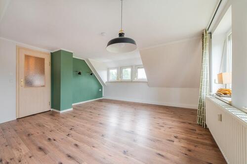 Foto - Garten + 2x Garagen + 3 Zimmer + EBK + Weitblick