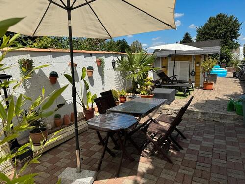 Foto - Haus auf dem Land mit kleinem Garten