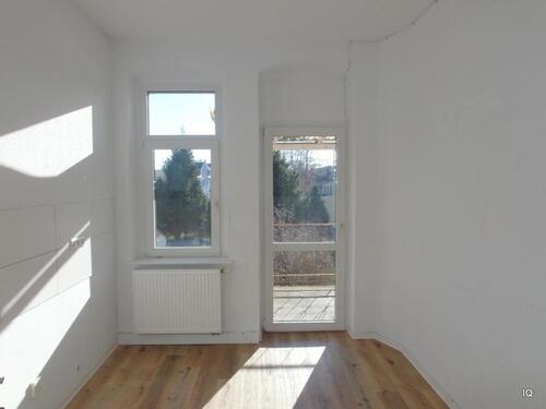 Foto - Helle 3-Zimmer-Wohnung mit Laminatboden, Balkon und modernem Bad m. Wanne u. Dusche