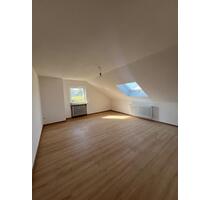 Moderne Dachgeschosswohnung in ruhigem Dreiparteienhaus - Rehau
