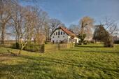 Foto - Freistehendes Einfamilienhaus mit großem Garten und Kamin