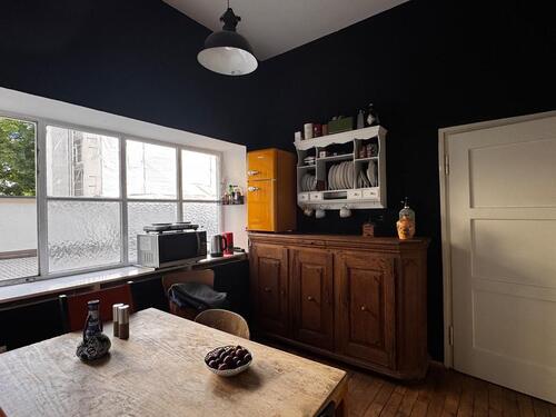 Foto - Arbeitsplatz in kreativer Bürogemeinschaft