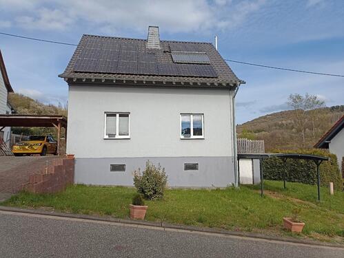 Foto - Freistehendes Einfamilienhaus mit großem Grundstück