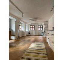 Heller Raum im Herzen von Würzburg für Yoga, Pilates, Seminare