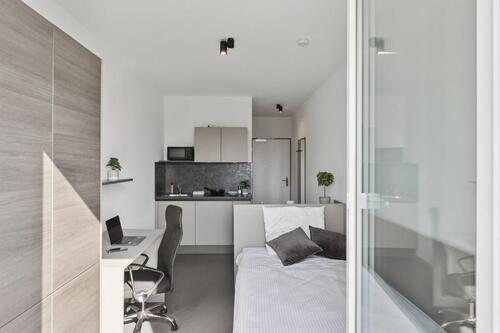 Foto - Modern, furnished apartment with fitted kitchen and balcony.