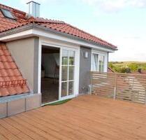 Wohnen in einer hochwertig sanierten 2Z-Altbauwohnung mit EBK und großer Dachterrasse - Rottendorf