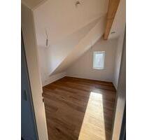 Komplett neue 2-Zimmer-Dachgeschosswohnung mit Fußbodenheizung - Spangenberg