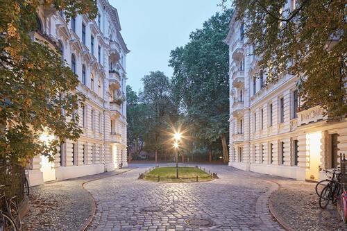 Foto - Hochwertige 3-Zimmer-Altbauwohnung mit Bad en Suite in Architekturdenkmal