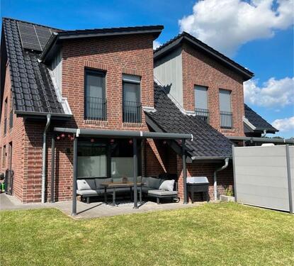 Foto - Moderne Doppelhaushälfte mit PV AnlageWärmepumpe