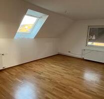 Schöne helle und gepflegte 3,5 Zi DG-Wohnung mit Balkon in Voerde - Voerde (Niederrhein)