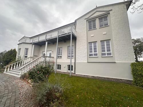Foto - Frisch renovierte Wohnung mit Stellplatz, teilmöbliert, 3 Zimmer