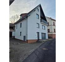Ein- bzw. Zweifamilienhaus mit integrierter Garage - Elfershausen