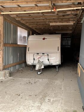 Foto - Überdachter großer Stellplatz für Wohnwagen oder Wohnmobil