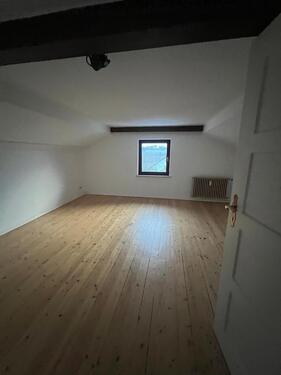 Foto - 4-Zimmer-Wohnung auf zwei Ebenen mit Einbauküche & eigenem Garten