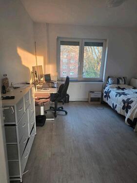 Foto - Helles Zimmer in WG – Wohnung mit 2 Zimmern und Wohnzimmer