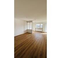 Erstbezug nach Renovierung: Großzügig geschnittene 3-Zimmer Wohnung mit Küche, Balkon & Garage - Groß-Gerau