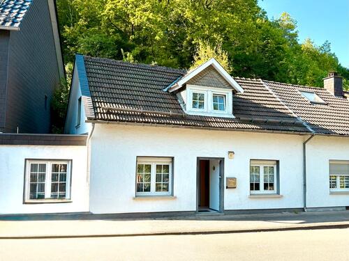 Foto - Zentral in Olpe: Wohnhaus mit Geschichte, 3 Garagen & kl. Garten