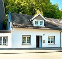 Zentral in Olpe: Wohnhaus mit Geschichte, 3 Garagen & kl. Garten