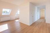 Foto - Für Singles, Paare oder kleine Familien: 3-Zimmer-Dachgeschosswohnung mit Loggia