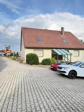 Foto - Zweifamilienwohnhaus und Hof für Pferdehaltung geeignet zu verk.