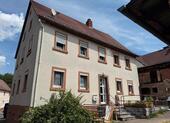 Foto - Raum für Ideen: Renovierungsbedürftiges Einfamilienhaus mit Scheu