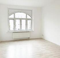 ***ALTBAUCHARME MIT 2 BALKONEN UND BLICK INS GRÜNE*** – 2-Raumwohnung in zentrumsnaher Lage von Alt‑Riesa zu vermieten