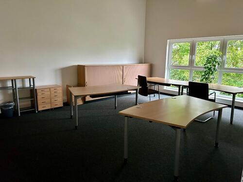 Foto - NEUBAU: Möblierter Büroraum mit Küche und Meeting-Bereich