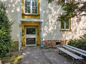 Foto - Modern geschnittene und große 4 ZKB mit Balkon im EG eines 4-Familienhauses
