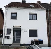 Komplettes Wohnensemble für Firmen | 4 Einheiten | 10 Zimmer | 1 Haus und 3 Wohnungen | ca. 245 m² - Kerpen