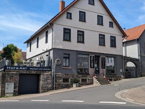 Foto - Mehrfamilenhaus mit Geschäftsräumen und Nebengebäude