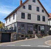 Mehrfamilenhaus mit Geschäftsräumen und Nebengebäude - Grebenhain