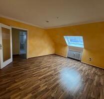 Attraktive 2-Zimmer Dachgeschosswohnung mit Ankleide und Badewann - Herschbach