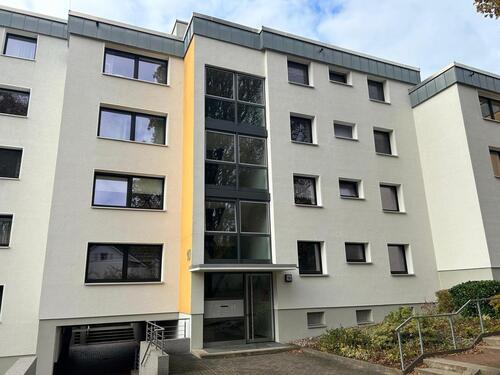 Foto - Aus einer modernen Wohnanlage zu Fuß in die Stadt