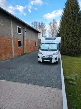 Foto - Wohnmobil , Wohnwagen Stellplatz im Ortskern von Neuhof