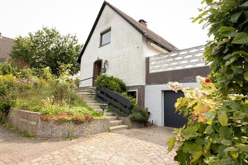 Foto - Neuvermietung: Idyllisches Einfamilienhaus mit Gartenparadies