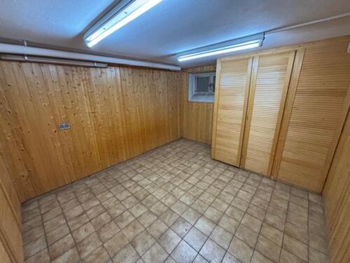 Foto - Gepflegter Kellerraum mit Einbauschränken & eingelassenem Safe