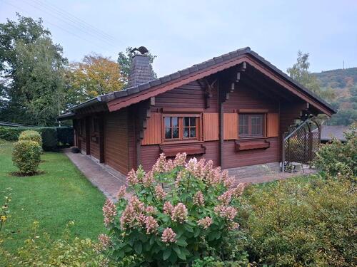 Foto - Gemütliches Holzblockhaus mit schönem Garten