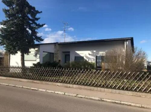 Foto - Haus mit diversen Garagen und großem Grundstück