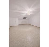 Zentrale 3 Zimmer Dachgeschosswohnung (120 m²) in Hamm (Sieg)